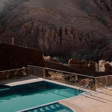 Außenansicht Infinitypool und Affenfingerformation