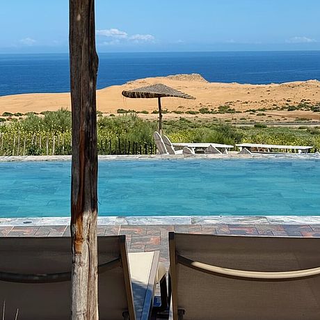 Blick vom Pool auf Dünen und Meer
