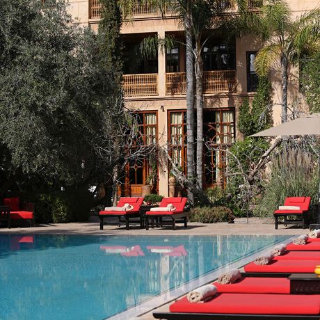 Blick auf Liegen am Pool des Boutique-Hotels la Maison Arabe