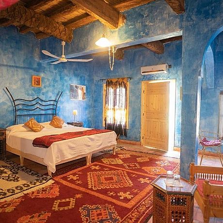 Blick in ein blaues Doppelzimmer 