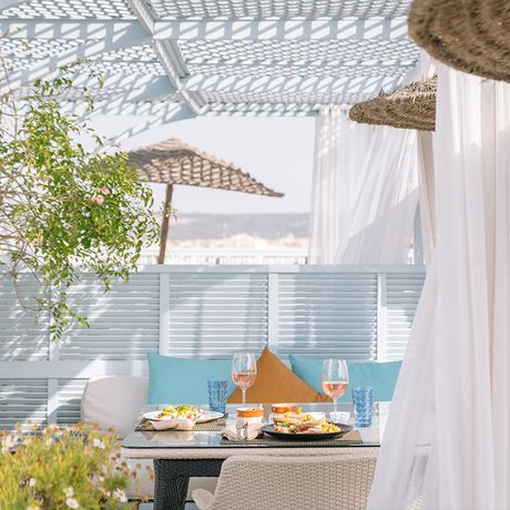 aeusserer Essbereich im Hotel Heure Bleue