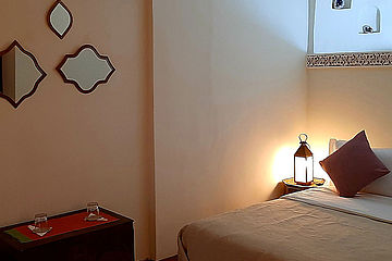 riad dar attajmil superiorzimmer bett kissen