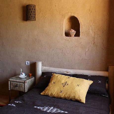 Blick auf ein Bett im Schlafbereich eines Standardzimmers