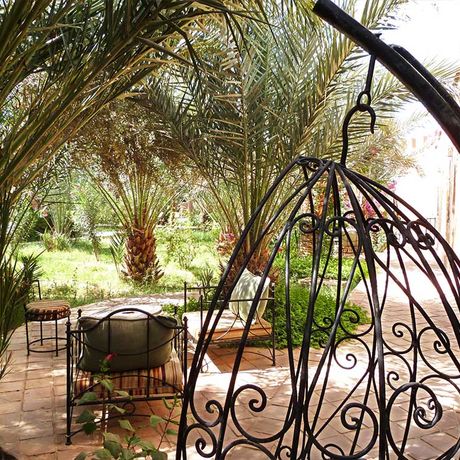 Blick auf einen Sitzbereich im Garten des Kasbah-Hotels la Rose du Desert