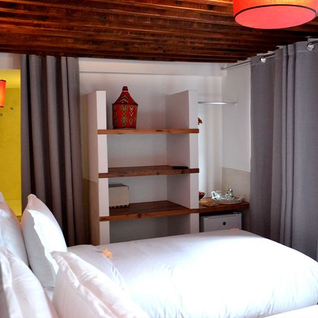 Blick auf ein Bett und ein Regal