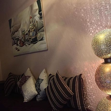 Sofa mit Bild und Lampe
