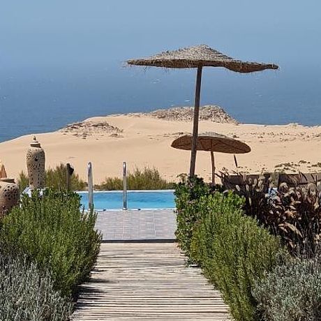 Weg zum Pool mit Sonnenschirm