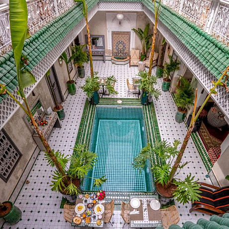 Blick auf den Pool im Innenhof
