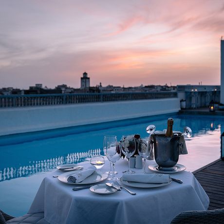 Gedeckter Tisch am Pool des Hotels Heure Bleue