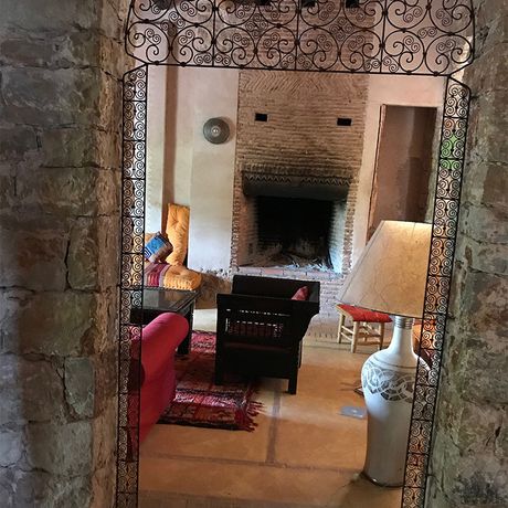 Blick auf eine Sitzecke im Innenbereich in der Kasbah Timdaf