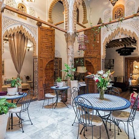 Blick in den Innenhof mit Sitzgelegenheiten