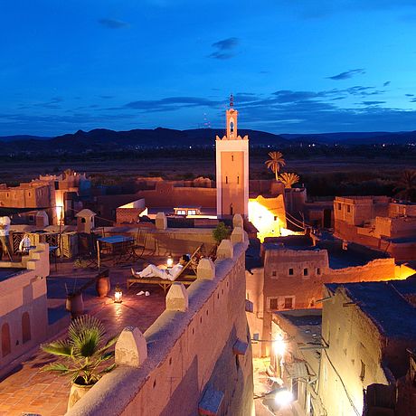 Blick von der Terrasse bei Nacht auf das Minarett
