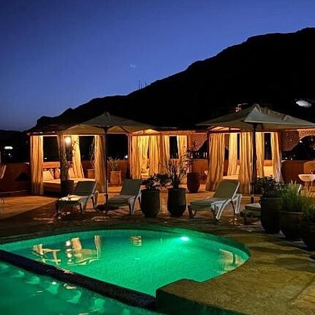 Außenansicht beleuchteter Pool bei Nacht