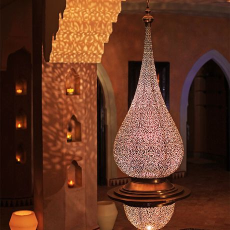 Blick auf eine Deckenlampe im Innenbereich des Boutique-Hotels la Maison Arabe