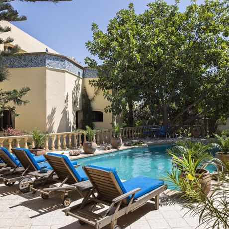 Hotel Quieta Pool mit Liegestühlen Blick auf den Pool mit Liegestühlen
