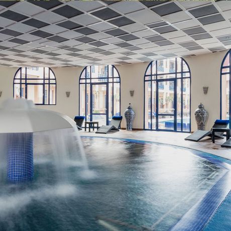 Blick auf den Pool drinnen