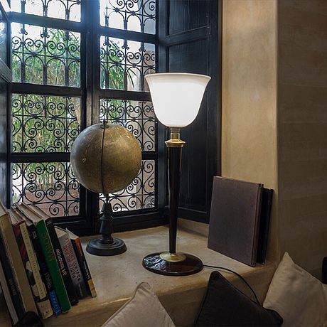 Fensternische mit Büchern und Globus