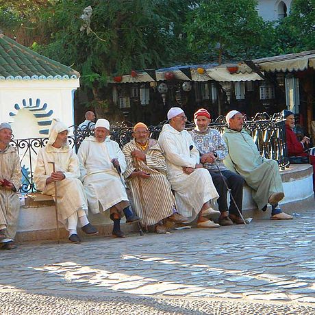 Blick auf Persone auf einem Marktplatz in Chefchaouen