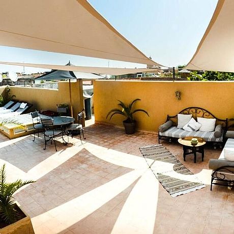 Dachterrasse mit Sitzecke und Sonnenliegen