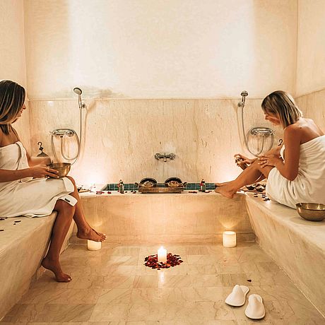 Blick in den Hamam mit Kerzen