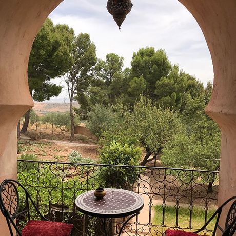 Blick auf eine Sitzgelegenheit auf der Terrasse in der Kasbah Timdaf