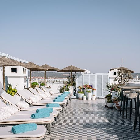 Blick auf Liegen auf de rSonnenterrasse des Hotels Heure Bleue