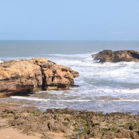 Blick auf Felsen im Meer