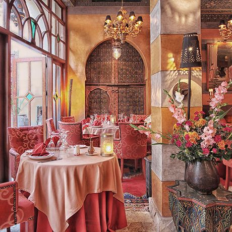Blick auf gedeckte Tische im Restaurant des Boutique-Hotels la Maison Arabe