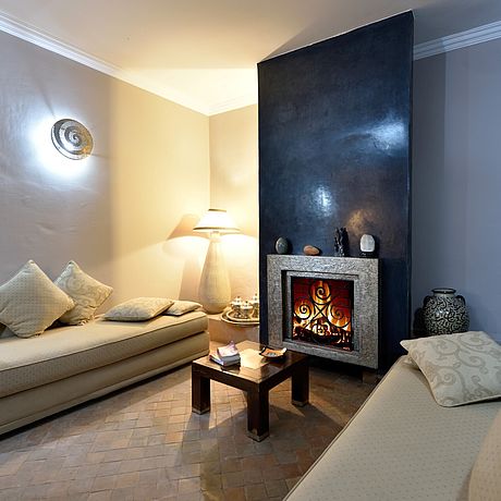 Lounge mit Sofas und Kamin