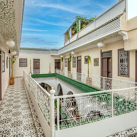 Blick auf ein Geländer im Patio