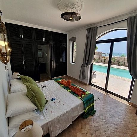 Blick aus einem Doppelzimmer auf den Pool