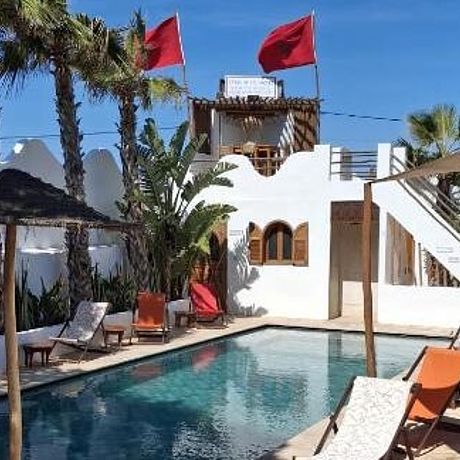 Ansicht Pool und Liegestühle
