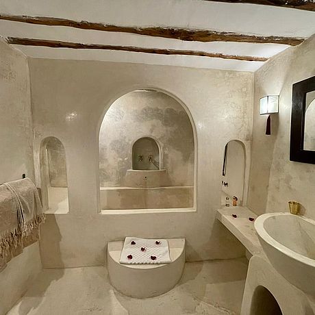 Badezimmer mit Dusche und Badezimmer