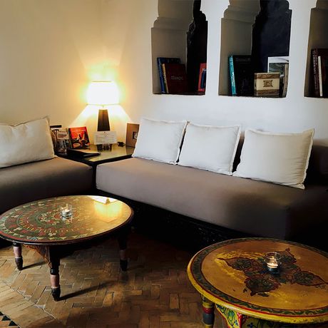 Blick auf ein Sofa und zwei Tische