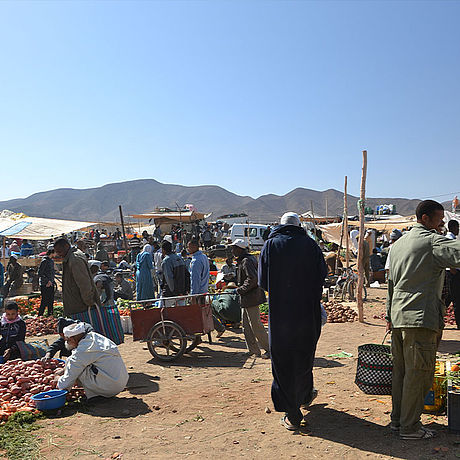 Blick auf Personen auf einem lokalen Markt im Draa-Tal