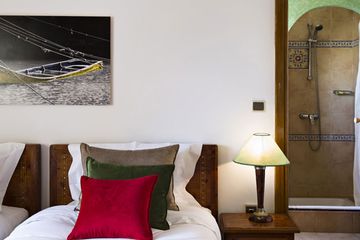 Hotel Quieta Standardzimmer Bett und Dusche