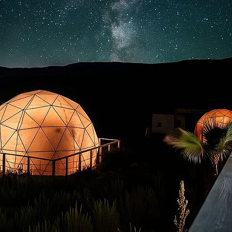 Glampingzelt bei Nacht mit Sternenhimmel