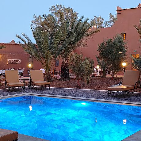 Pool mit Beleuchtung in der Abenddämmerung