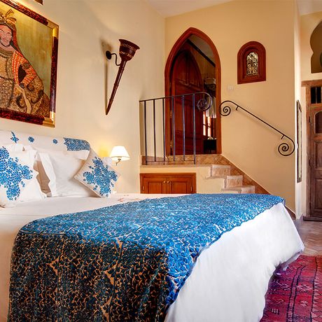 Blick auf ein Bett und ein Bild an der Wand im Schlafbereich des Standardzimmers Patio