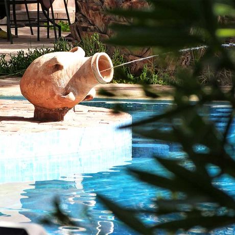 Blick auf eine Tonvase am Pool des Kasbah-Hotels la Rose du Desert