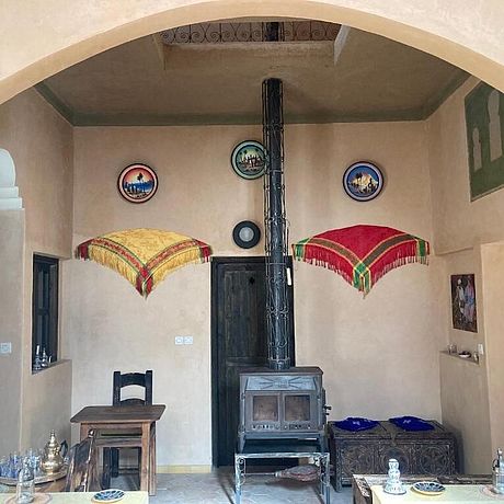 Kamin mit Berber-Wanddekoration