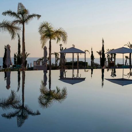 Blick auf den Pool abends
