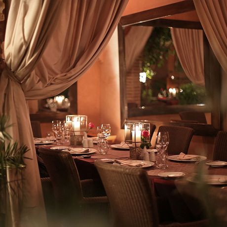 Blick auf einen gedeckten Tisch im Innenbereich des Restaurants des Boutique-Hotels la Maison Arabe