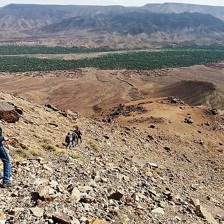 Wandergruppe Jbel Kissane Draa-Tal Blick auf eine Wandergruppe am Jbel Kissane im Draa-Tal