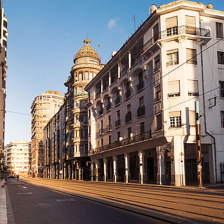 Blick auf eine Strasse mit Haeusern in Casablanca