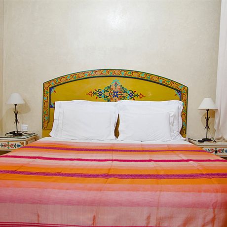 Blick auf ein Bett im Schlafbereich eines Standardzimmers