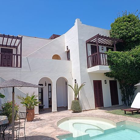 Blick auf eine Villa mit Pool