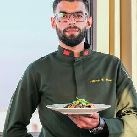 Kellner präsentiert ein Gericht
