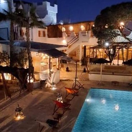 Aussenansicht Fassade und Pool bei Nacht