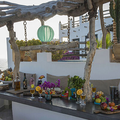 Hotel Munga Guesthouse Dachterrasse Tisch Getraenke Obst